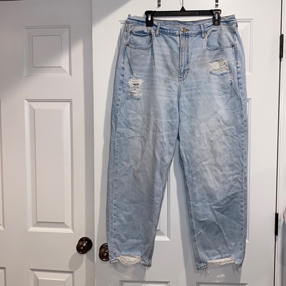 American Eagle Outfitters Denim - American Eagle High-Rise 90’s Boyfriend Light-Wash Jean. Size 18.